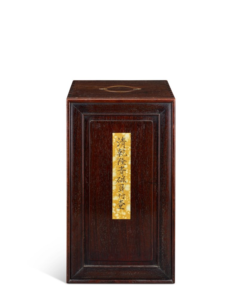 A fine and rare Ge-type hu-form vase, Seal mark and period of Qianlong | 清乾隆　仿哥釉綬帶如意耳壺 　《大清乾隆年製》款 - 图4