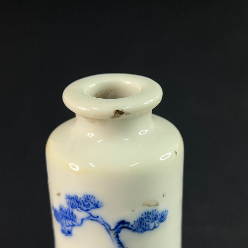 清 青花加白人物纹鼻烟壶 - 图5