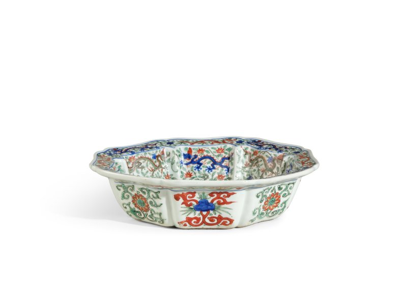 A fine and rare wucai ‘dragon’ lobed basin, Mark and period of Wanli | 明萬曆　五彩龍紋葵花式折沿盆　《大明萬曆年製》款 - 图2