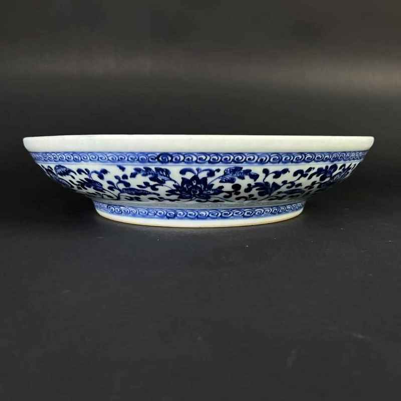 清雍正 仿宣德青花缠枝花卉纹大盘 - 图1