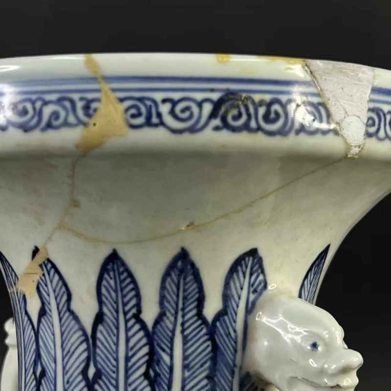 清雍正 青花缠枝莲纹龙耳盘口瓶 - 图6