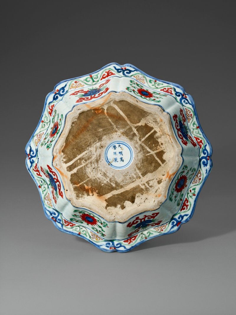 明萬曆 五彩龍鳳紋八方折沿盆 雙圈六字楷書款  WANLI SIX-CHARACTER MARK IN UNDERGLAZE BLUE WITHIN A DOUBLE CIRCLE AND OF THE PERIOD (1573-1620) - 图3