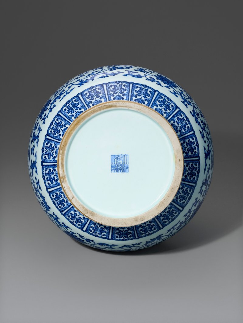 清乾隆 青花如意耳纏枝蓮紋瓶 六字篆書款  QIANLONG SEAL MARK IN UNDERGLAZE BLUE AND OF THE PERIOD (1736-1795) - 图4
