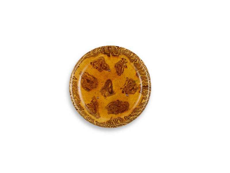 A marbled sancai tripod dish, Tang dynasty | 唐　黃釉絞胎三足盤 - 图1