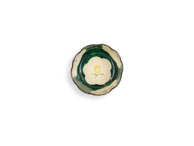 A set of five enamelled stoneware mukozuke [side dishes], signed on the base Kenzan (Workshop of Ogata Kenzen, 1663-1743), Kenzan ware, Kyoto, Edo period, 18th century | 尾形乾山　色絵椿文輪花向付　江戸時代中期　18世紀 - 图8