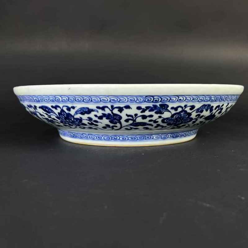 清雍正 仿宣德青花缠枝花卉纹大盘 - 图3