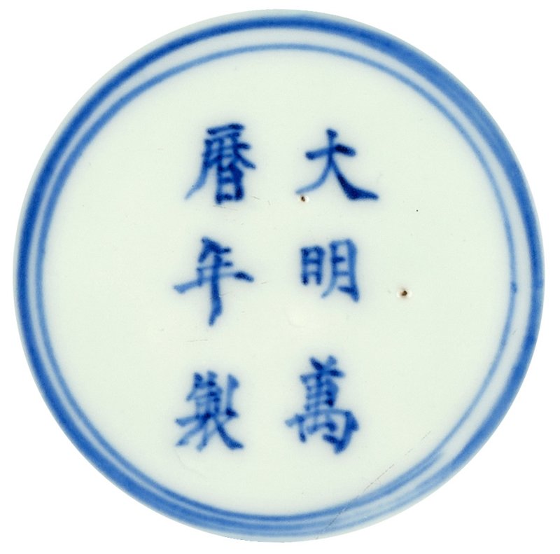 A fine and rare wucai ‘dragon’ lobed basin, Mark and period of Wanli | 明萬曆　五彩龍紋葵花式折沿盆　《大明萬曆年製》款 - 图3