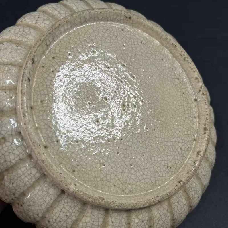 清早期 仿哥釉菊瓣盘一对 - 图4