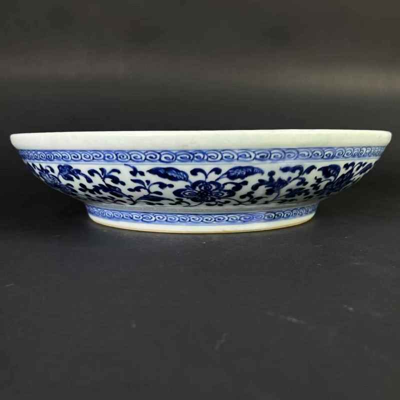 清雍正 仿宣德青花缠枝花卉纹大盘 - 图4