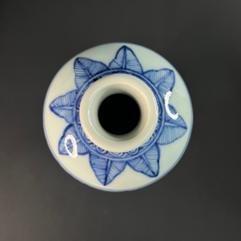 清雍正 青花缠枝莲纹梅瓶（带座） - 图4