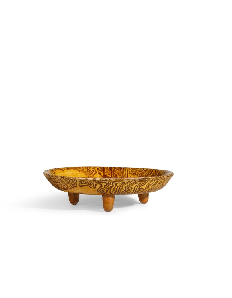 A marbled sancai tripod dish, Tang dynasty | 唐　黃釉絞胎三足盤 - 图2