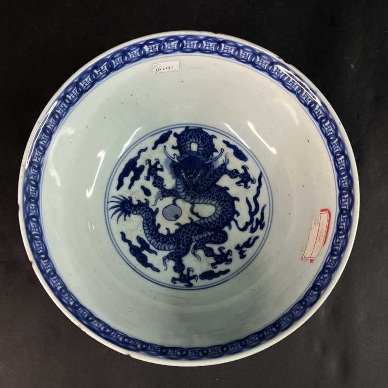 清雍正 青花外八蛮进宝内云龙纹碗 - 图5