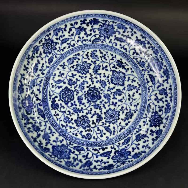 清雍正 仿宣德青花缠枝花卉纹大盘 - 图5