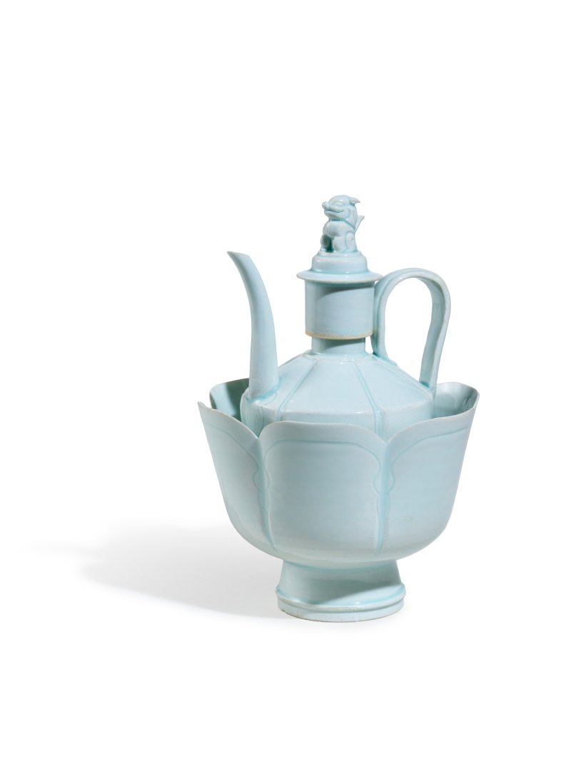 A qingbai covered wine ewer and warming bowl, Northern Song dynasty | 北宋　青白釉帶獅子鈕蓋執壺及溫盌 - 图1