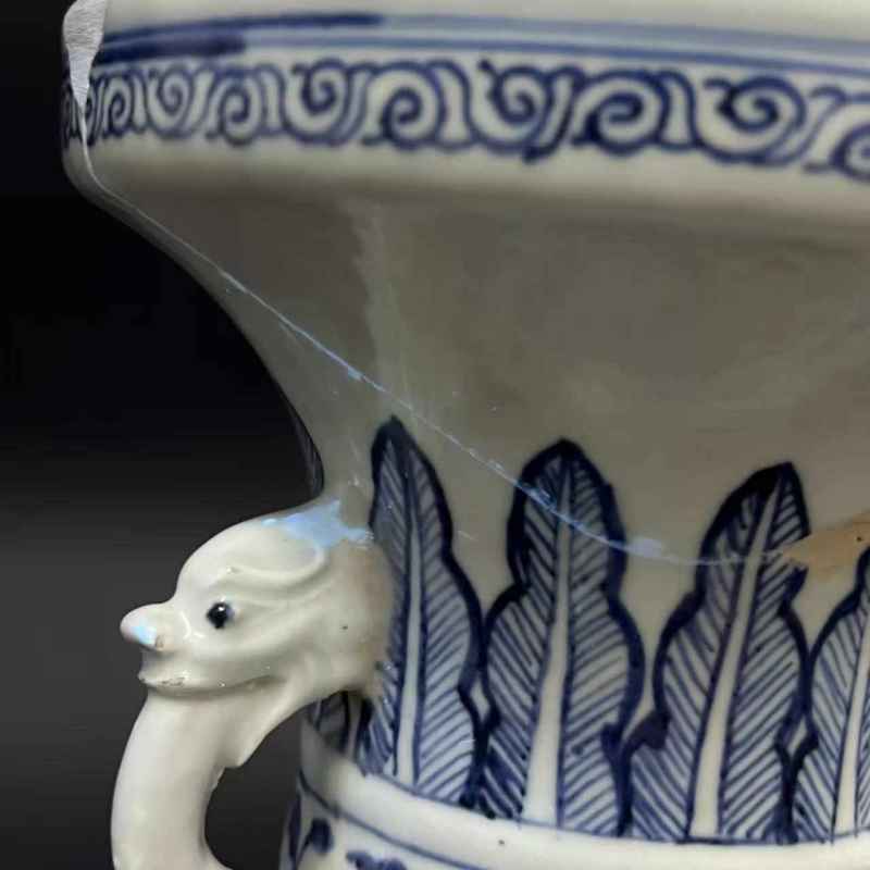 清雍正 青花缠枝莲纹龙耳盘口瓶 - 图10
