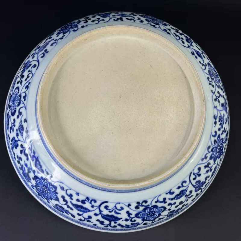 清雍正 仿宣德青花缠枝花卉纹大盘 - 图6