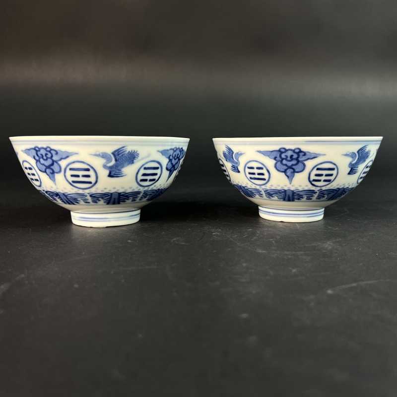 清光绪 青花云鹤八卦纹碗一对 - 图1