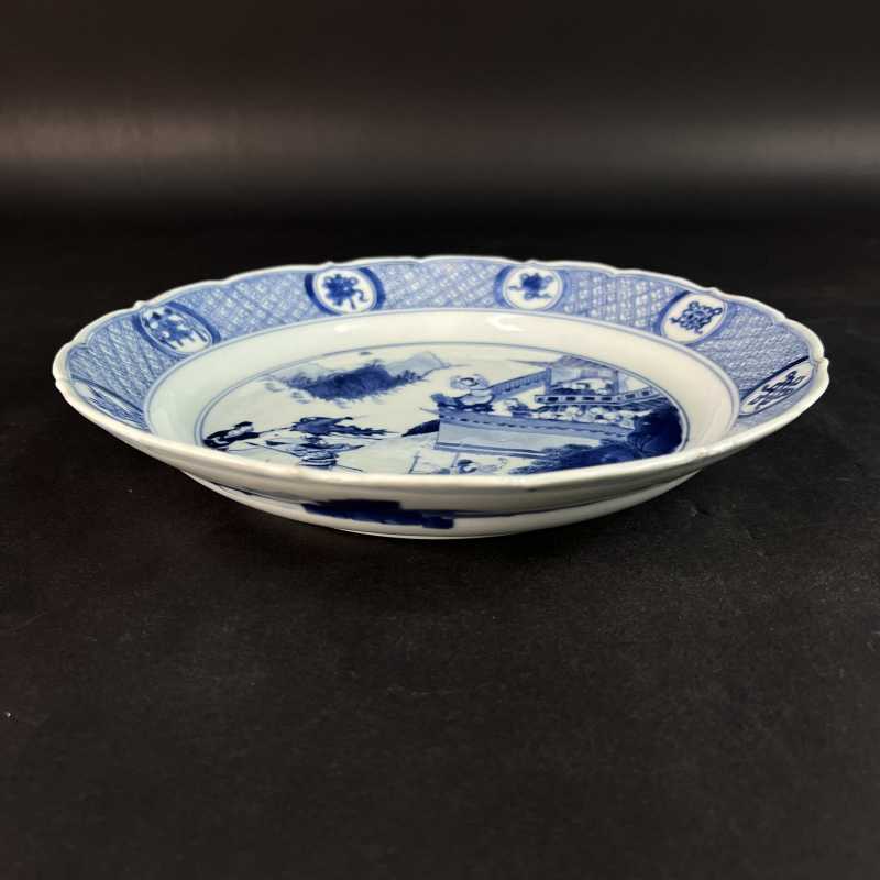 清康熙 青花西厢记白马寺解围纹菱口盘 - 图2