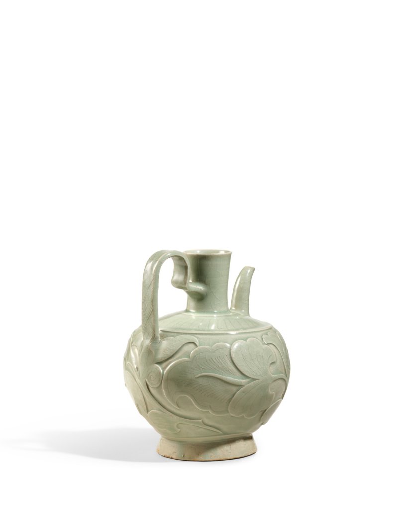 A finely carved Yaozhou celadon 'peony' ewer, Five Dynasties – Northern Song dynasty | 五代至北宋　耀州青釉刻纏枝牡丹紋執壺 - 图2