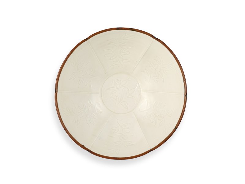 A large incised Dingyao 'peony' bowl, Northern Song dynasty | 北宋　定窰白釉劃牡丹紋分格盌 - 图1