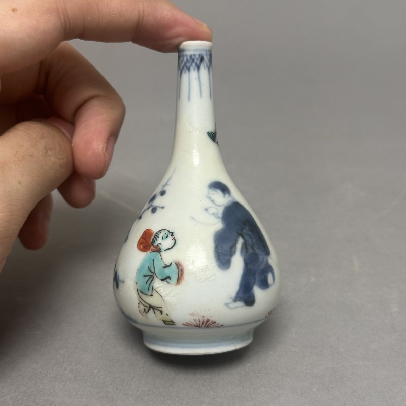 清康熙 青花五彩婴戏图胆瓶 - 图2