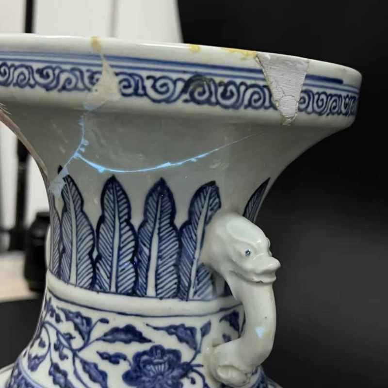清雍正 青花缠枝莲纹龙耳盘口瓶 - 图11