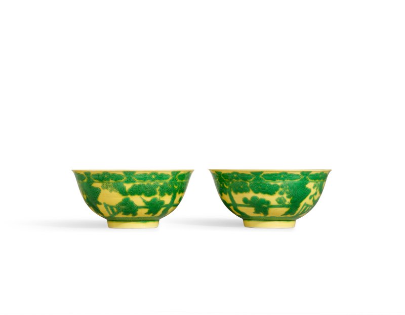 A fine pair of yellow-ground green-enamelled ‘boys’ bowls, Marks and period of Yongzheng | 清雍正　黃地綠彩嬰戲圖盌一對　《大清雍正年製》款 - 图1