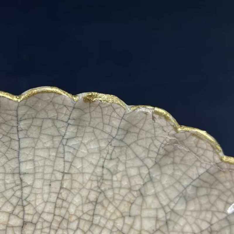 清早期 仿哥釉菊瓣盘一对 - 图7
