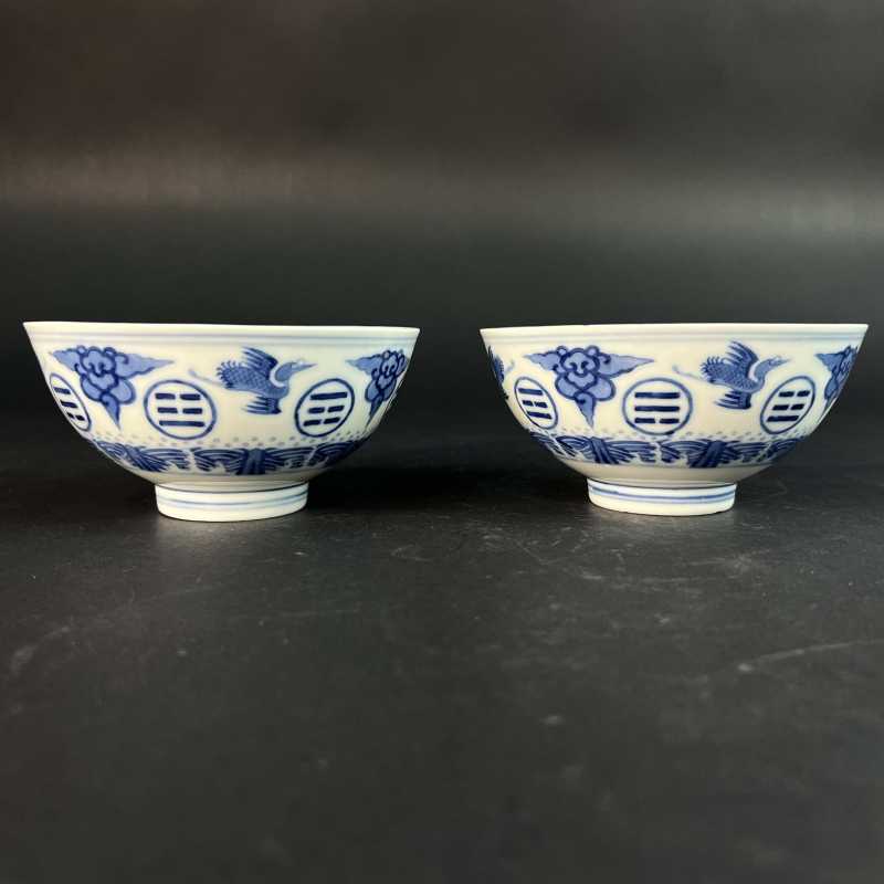 清光绪 青花云鹤八卦纹碗一对 - 图2