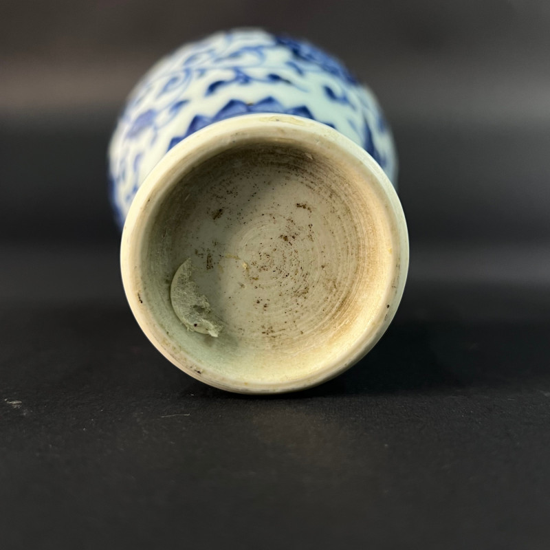 清雍正 青花缠枝莲纹梅瓶（带座） - 图5