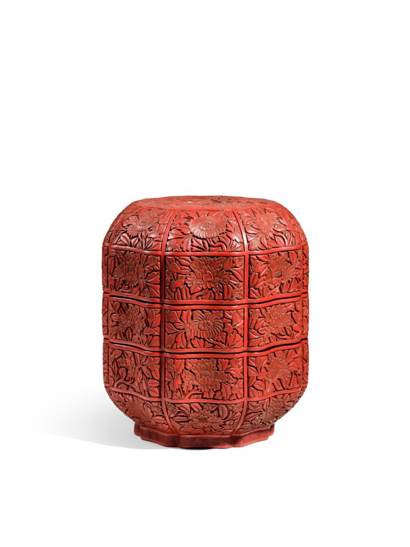 A carved cinnabar lacquer two-tiered lobed box and cover, Qing dynasty | 清　剔紅樓閣人物圖兩撞葵式蓋盒 - 图1