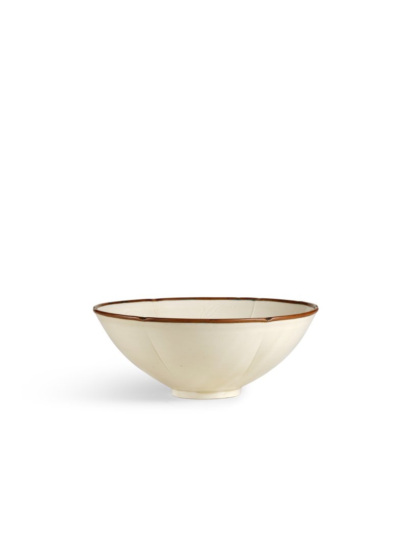 A large incised Dingyao 'peony' bowl, Northern Song dynasty | 北宋　定窰白釉劃牡丹紋分格盌 - 图2