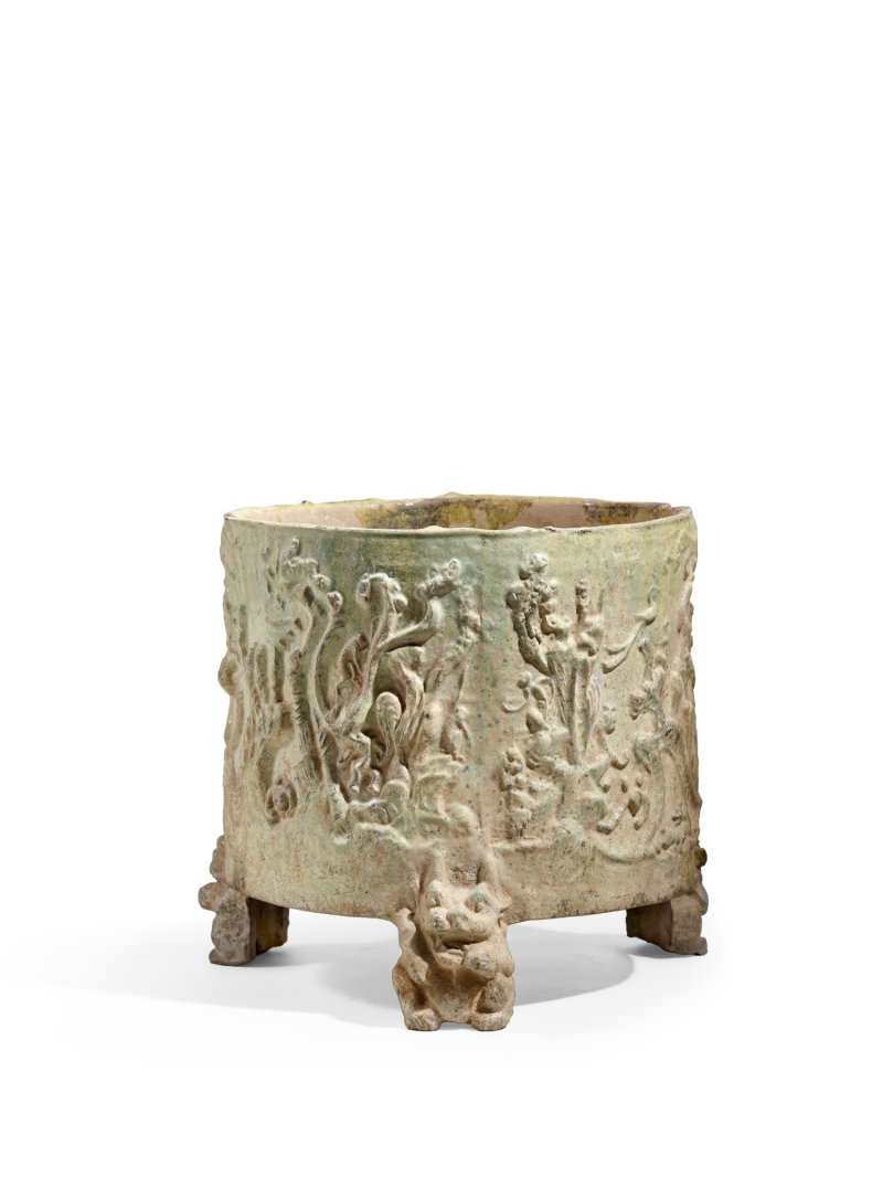 A large green-glazed tripod vessel, Han dynasty | 漢　綠釉神獸紋樽 - 图1