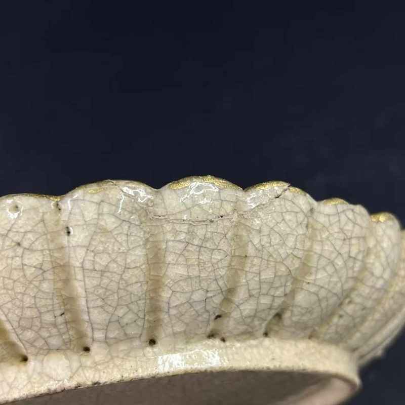 清早期 仿哥釉菊瓣盘一对 - 图8