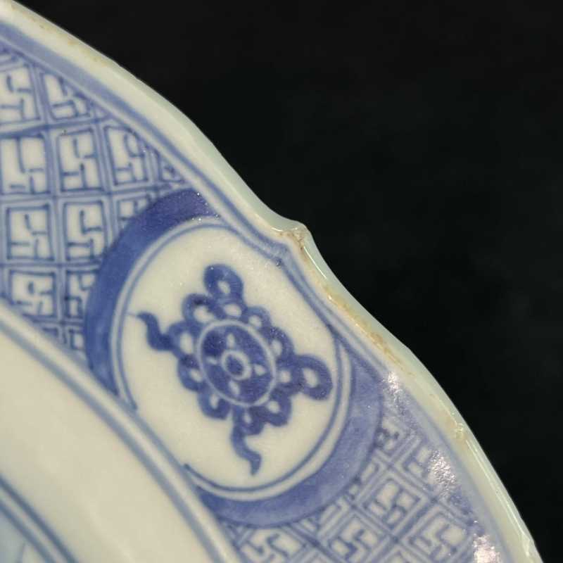 清康熙 青花西厢记白马寺解围纹菱口盘 - 图4