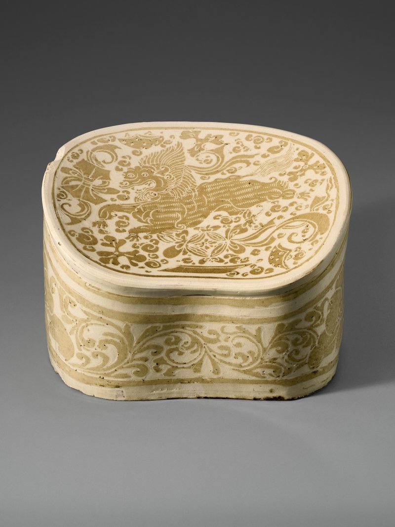 北宋 定窯白地剔麒麟紋枕  NORTHERN SONG DYNASTY (AD 960-1127) - 图1