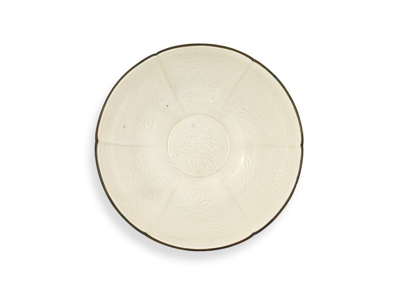 A large carved Dingyao 'peony' lobed bowl, Northern Song dynasty | 北宋　定窰白釉劃牡丹紋分格葵口盌 - 图1