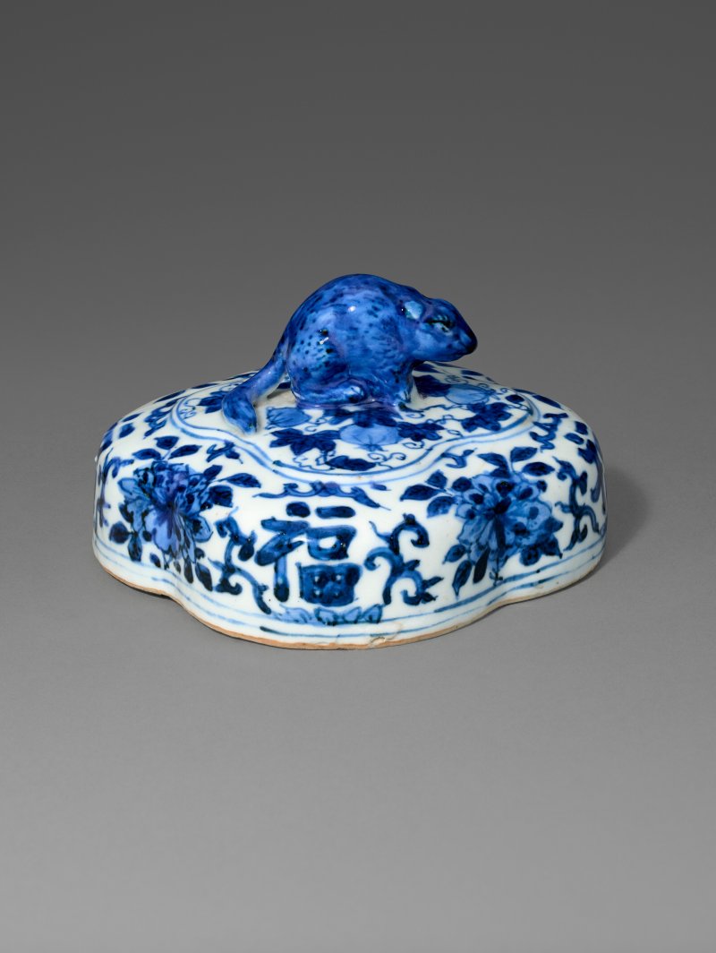 明嘉靖 青花福壽瓜棱蓋罐 四字楷書款  JIAJING FOUR-CHARACTER MARK IN UNDERGLAZE BLUE AND OF THE PERIOD (1522-1566) - 图4