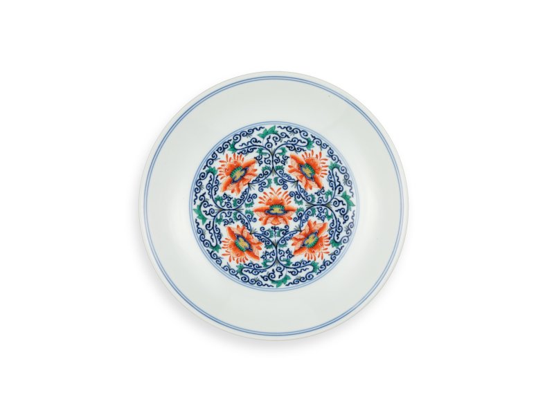 A fine doucai ‘lotus’ dish, Mark and period of Yongzheng | 清雍正　鬪彩纏枝番蓮紋盤　《大清雍正年製》款 - 图1