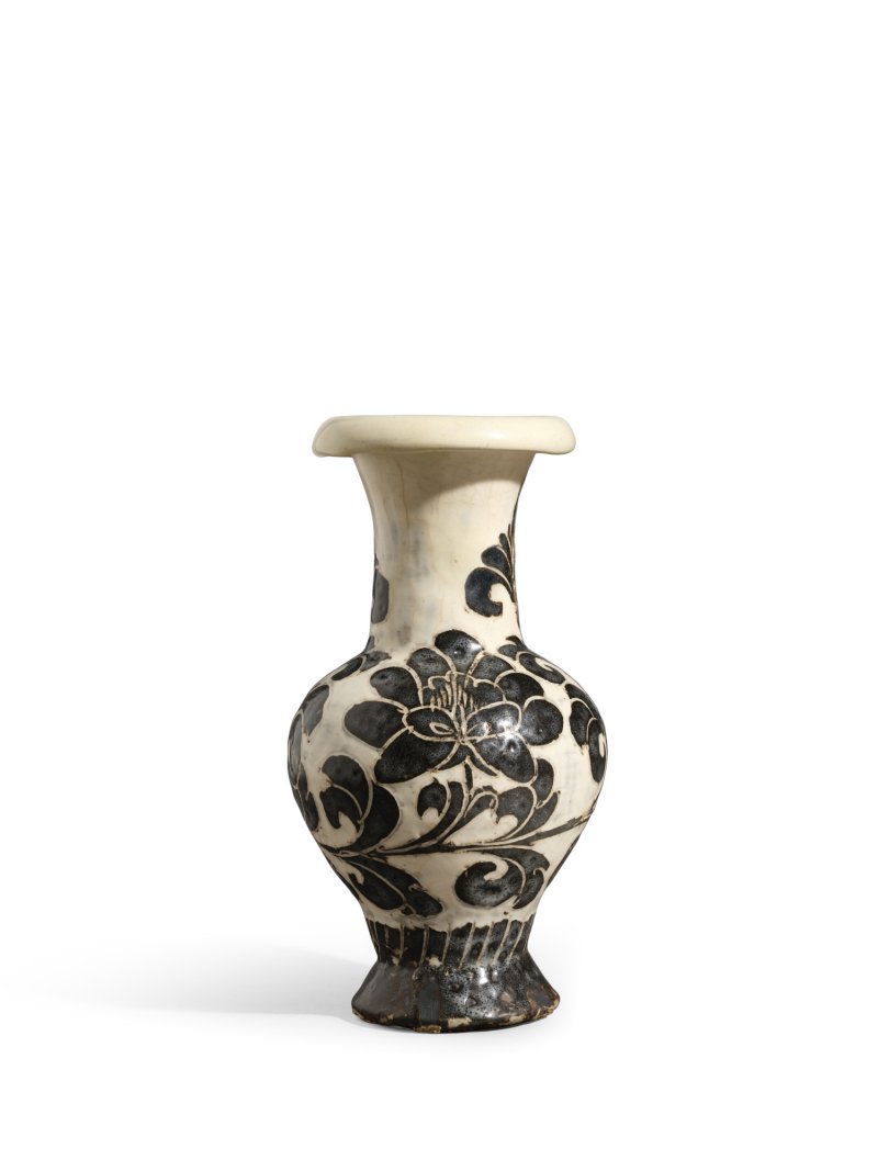 A rare Cizhou sgraffiato 'peony' vase, Northern Song dynasty | 北宋　磁州白地剔黑彩牡丹紋撇口瓶 - 图2