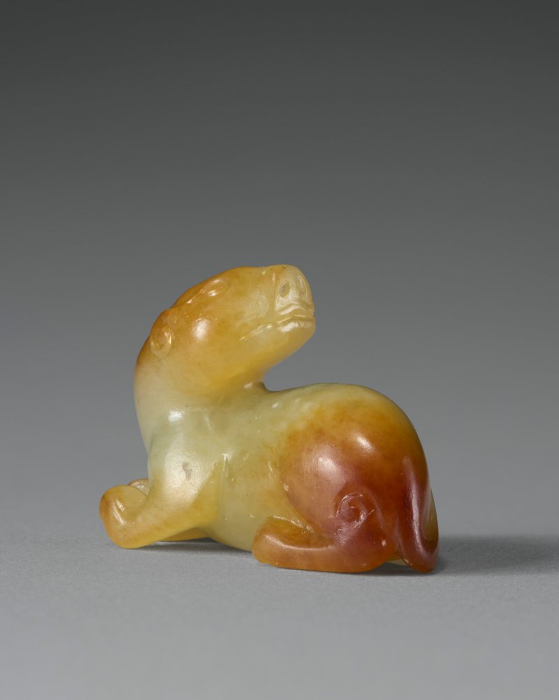 十七/十八世紀 黃褐白玉臥獸小把件  17TH-18TH CENTURY - 图2