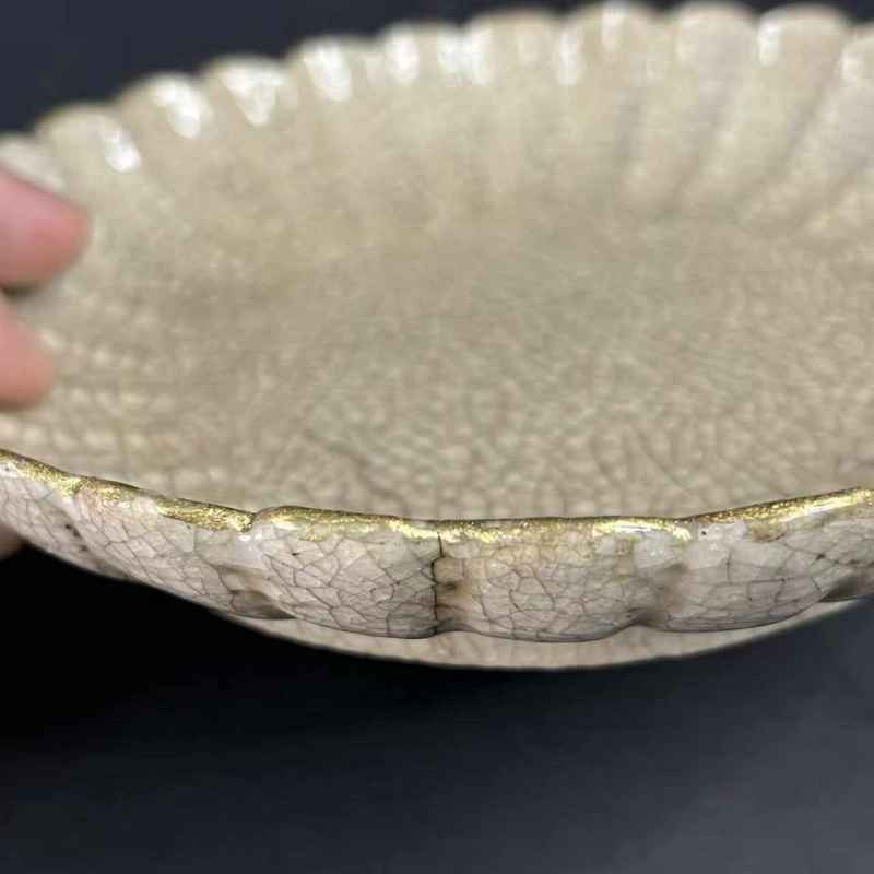 清早期 仿哥釉菊瓣盘一对 - 图9
