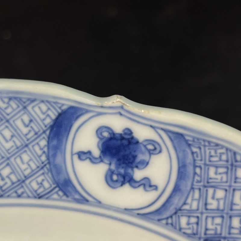 清康熙 青花西厢记白马寺解围纹菱口盘 - 图5