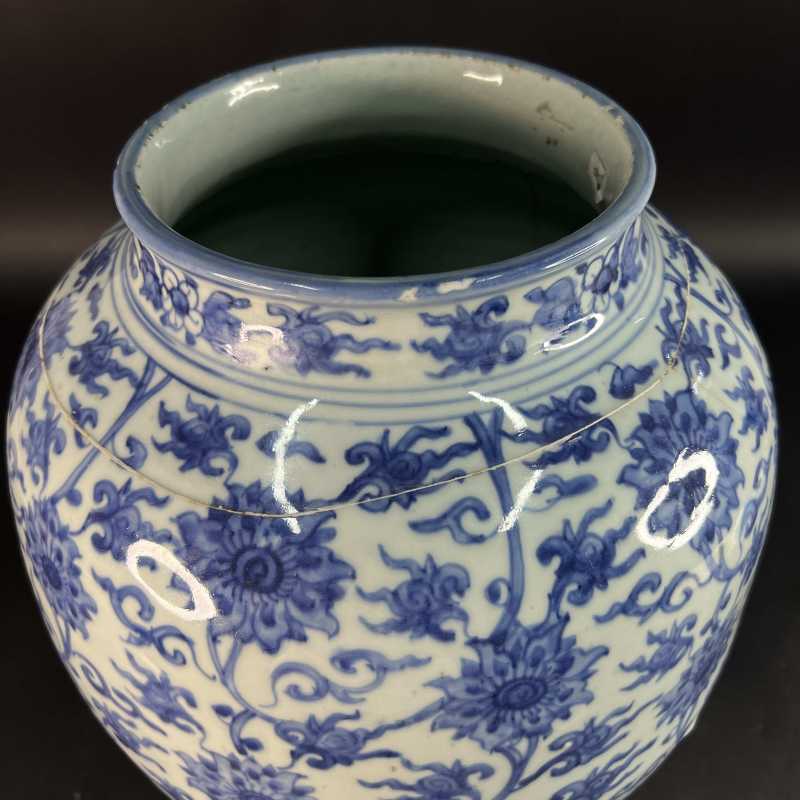 明万历 青花缠枝莲纹大罐 - 图6