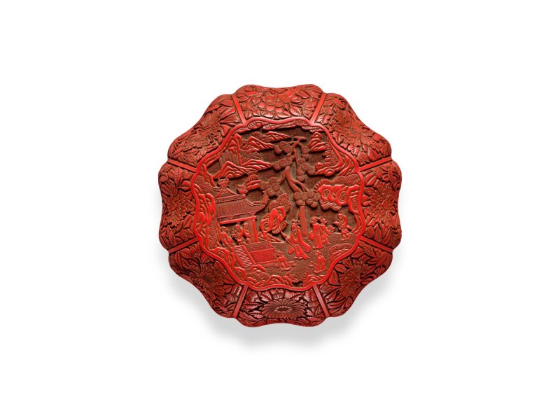A carved cinnabar lacquer two-tiered lobed box and cover, Qing dynasty | 清　剔紅樓閣人物圖兩撞葵式蓋盒 - 图2