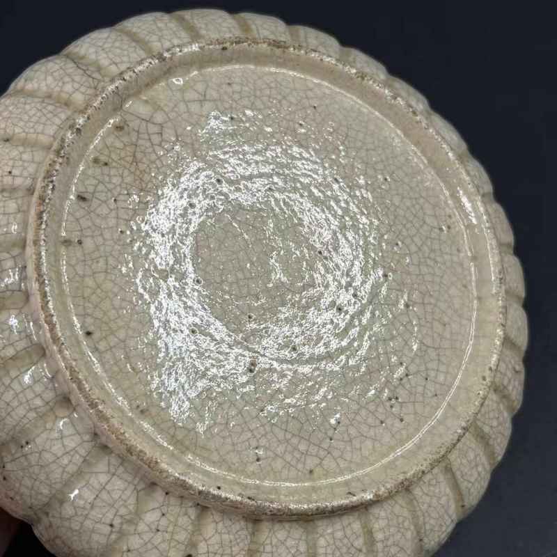 清早期 仿哥釉菊瓣盘一对 - 图10