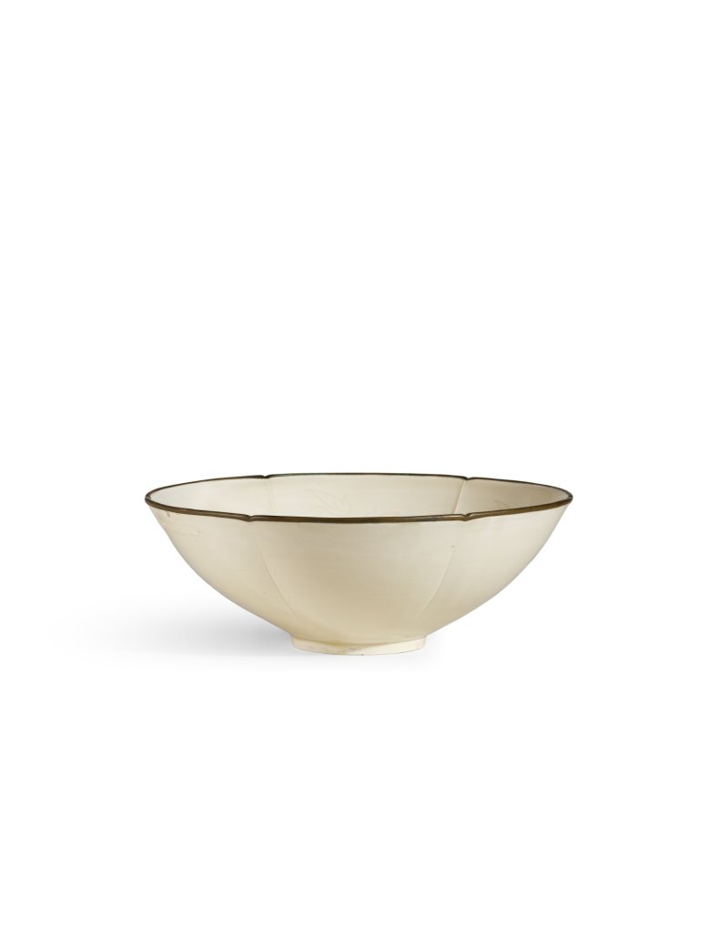 A large carved Dingyao 'peony' lobed bowl, Northern Song dynasty | 北宋　定窰白釉劃牡丹紋分格葵口盌 - 图2