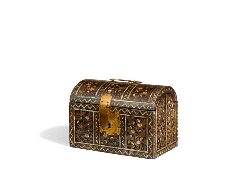 A Nanban-style lacquer domed casket, Momoyama period, late 16th – early 17th century | 草花蒔絵螺鈿洋櫃　桃山時代　16世紀後半～17世紀初頭 - 图1