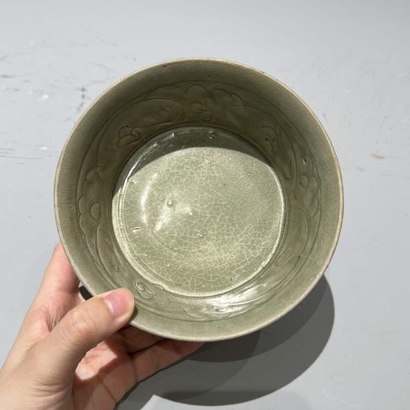明代 青釉刻花折腰碗 - 图5