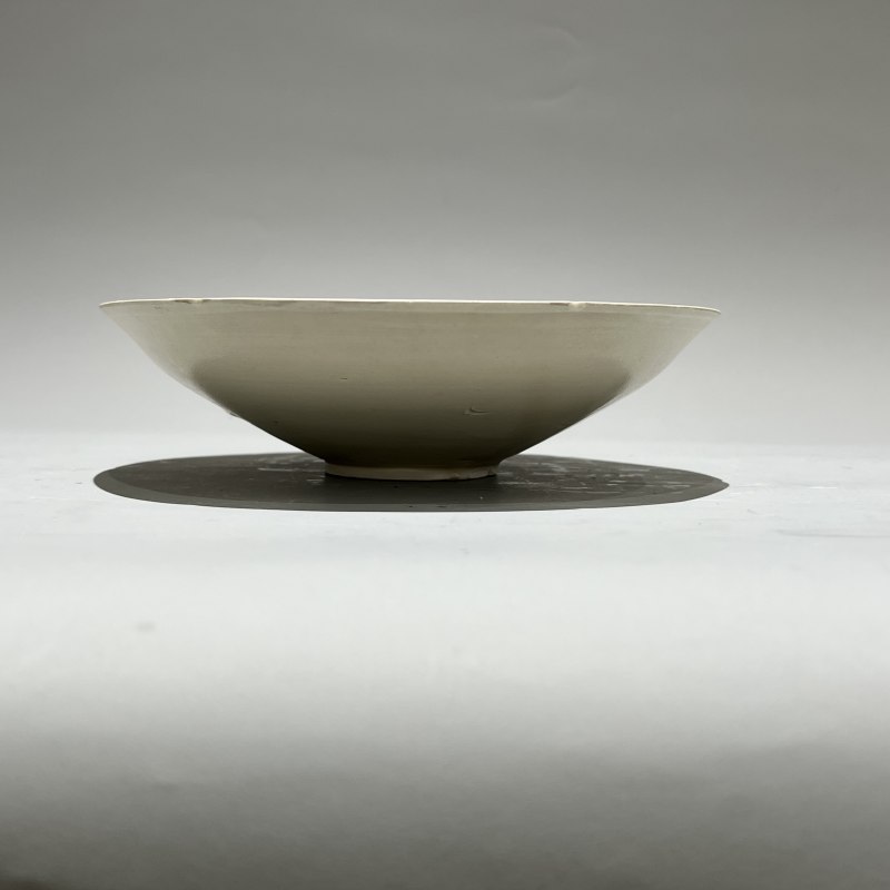 明代 白釉刻花盘 - 图5